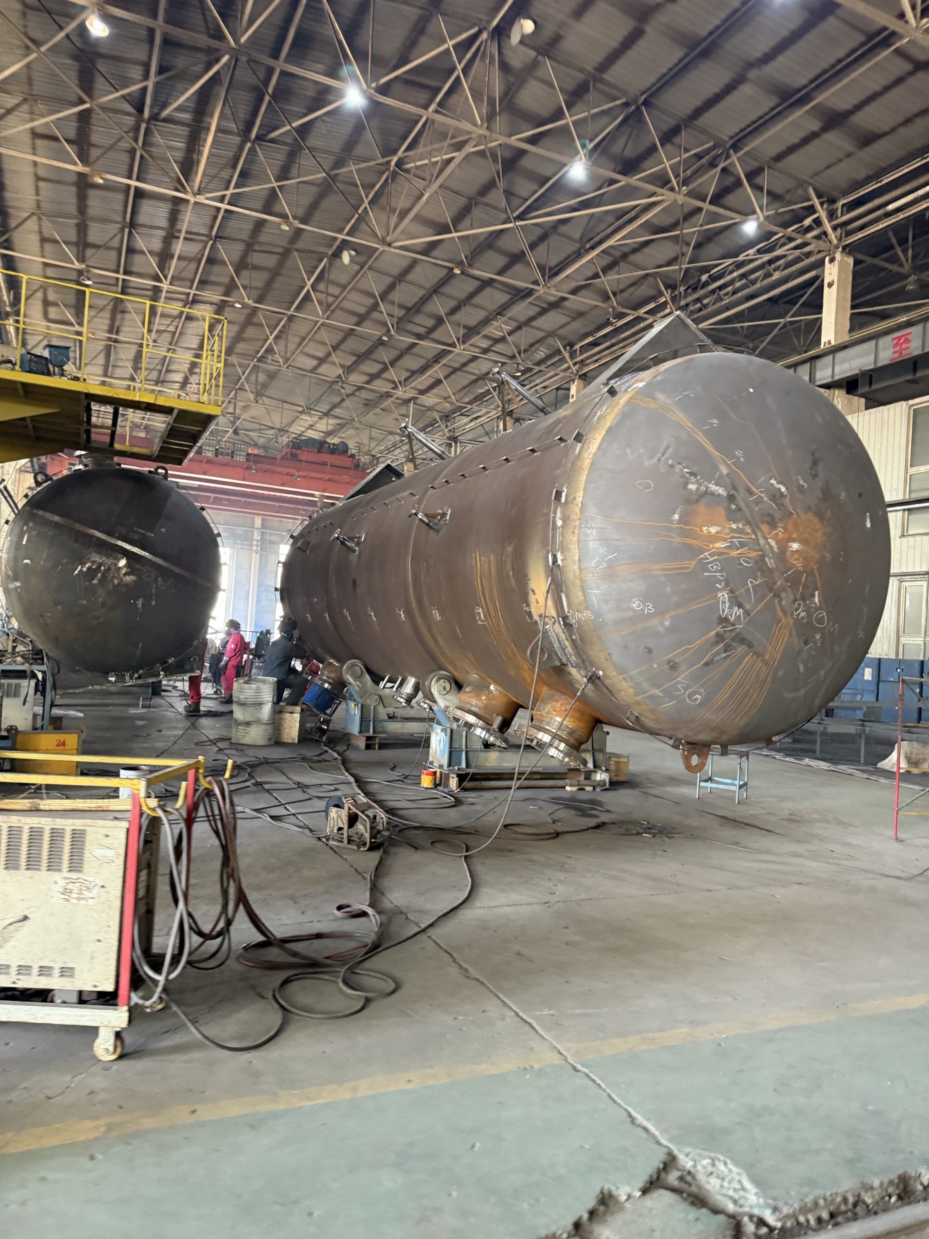 Large electrostatic desalter vessel shell during workshop fabrication